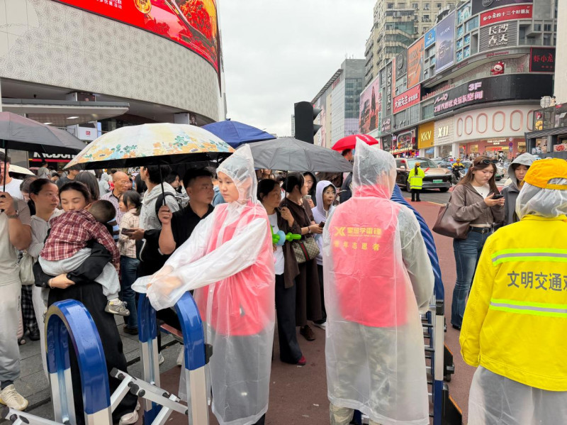 国庆我在岗 千余名青年志愿者护航国庆文明旅游
